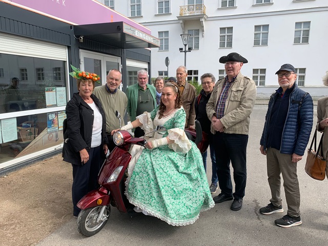 Gästeführerin mit Gruppe